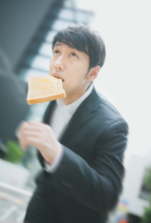 パンを食べる男性